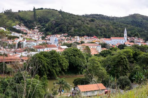 Moradias da cidade e Igreja Matriz de Santo Antônio à direita - abaixo Rio Paraíbuna do Sul