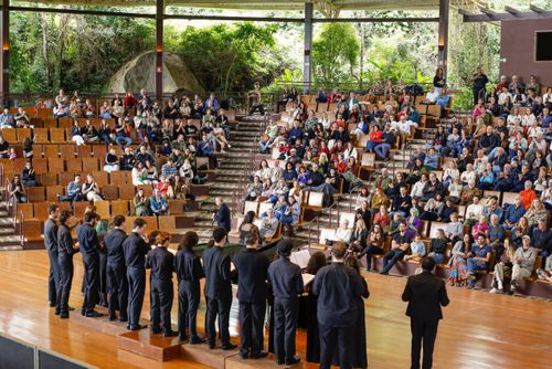 Apresentação no Teatro dos Vermelhos no Instituto Baía dos Vermelhos na encosta do Parque Estadual de Ilhab