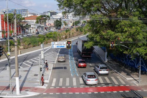 Vista de cima de movimentação de veículos no encontro das Avenidas do Estado e Avenida Tiradentes