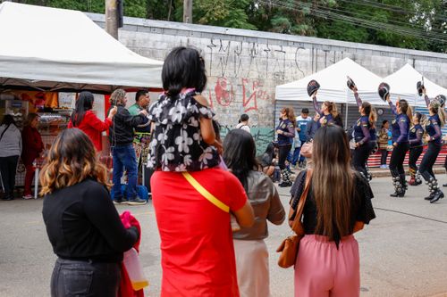 Apresentação de grupo de dança caporales - tradicional dança boliviana na feira da Praça Kantuta
