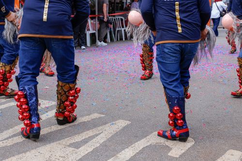 Apresentação de grupo de dança caporales - tradicional dança boliviana na feira da Praça Kantuta