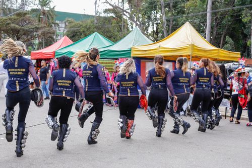 Apresentação de grupo de dança caporales - tradicional dança boliviana na feira da Praça Kantuta