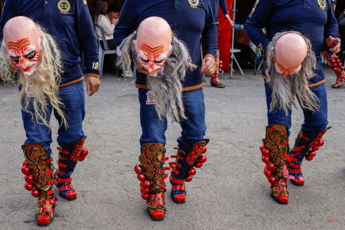 Apresentação de grupo de dança caporales - tradicional dança boliviana na feira da Praça Kantuta