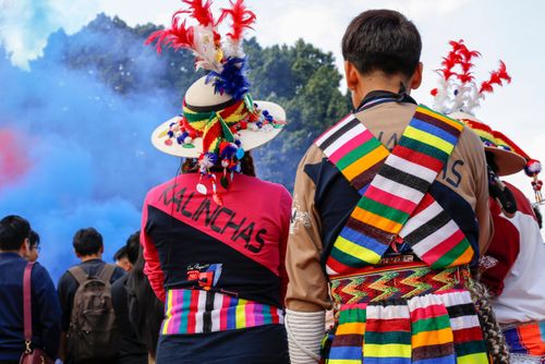 Jovens bolivianos do grupo de dança caporales - tradicional dança boliviana na feira da Praça Kantuta,