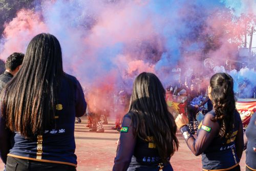 Apresentação do grupo de dança caporales - tradicional dança boliviana na feira da Praça Kantuta