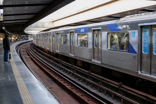 Plataforma do metrô na Estação Armênia – Linha 1 Azul