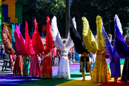 Manifestantes com as cores da diversidade sexual da 30ª Parada do Orgulho LGBTQI+ Gays , Lésbicas , Bissexua