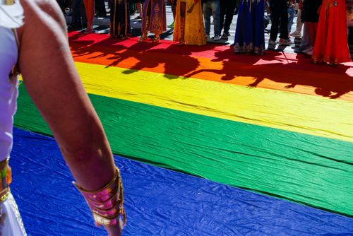 Bandeira com as cores da diversidade sexual da 30ª Parada do Orgulho LGBTQI+ Gays , Lésbicas , Bissexuais e 
