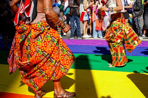Manifestantes na 30ª Parada do Orgulho LGBTQI+ Gays , Lésbicas , Bissexuais e Transexuais na Avenida Paulist
