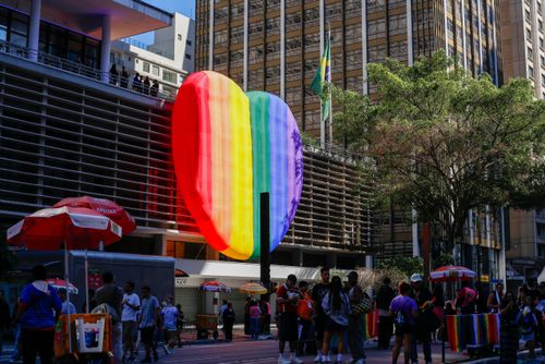 Fachada do Conjunto Nacional com balão em formato de coração com as cores da diversidade sexual na 30ª Par