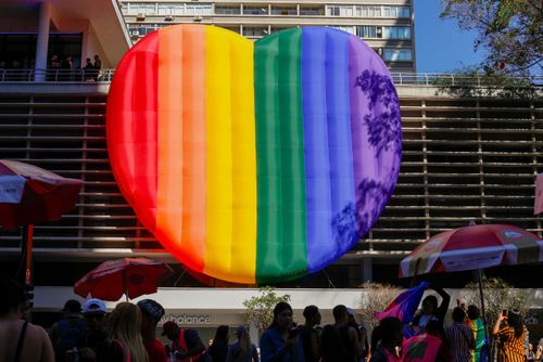 Balão em formato de coração com as cores da diversidade sexual na 30ª Parada do Orgulho LGBTQI+ Gays , Lé