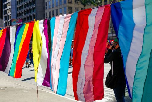 Bandeiras da diversidade sexual à venda na 30ª Parada do Orgulho LGBTQI+ Gays , Lésbicas , Bissexuais e Tra