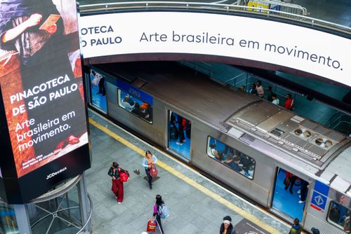 Plataforma e composição do metrô na Estação da Sé – Linha 1 Azul e Linha 3 Vermelha com publicidade da