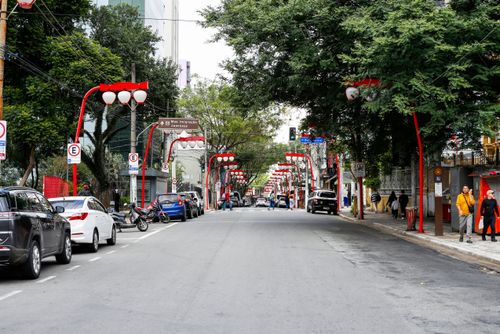 Luminárias no estilo oriental na Rua da Glória no bairro Liberdade