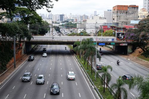 Automóveis trafegando na Avenida Radial Leste e Viaduto Shuhel Uetsuka - bairro da Liberdade
