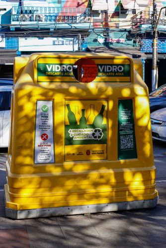 Contêiner de ponto de entrega para descarte de vidro no Largo de Pinheiros