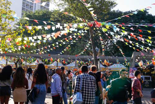 Bandeirolas decorando o arraial do Largo da Batata - Festa Junina no Largo de Pinheiros