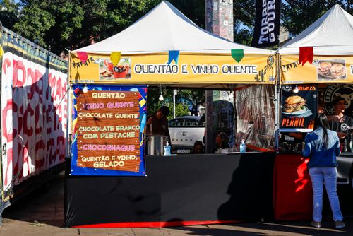 Banca de bebidas típicas - quentão e vinho quente no arraial do Largo da Batata - Festa Junina no Largo de P