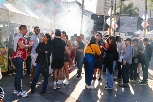 Pessoas no Arraial do Largo da Batata - Festa Junina no Largo de Pinheiros