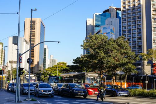 Veículos aguardando abertura de semáforo na Avenida Faria Lima