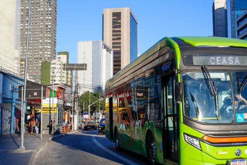 Ônibus trafegando na Avenida Faria Lima