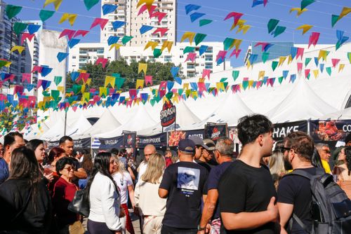 Barracas de comida na Festa Junina no Memorial da América Latina