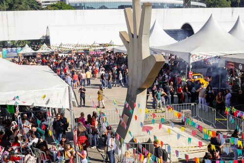 Pessoas na Festa Junina no Memorial da América Latina