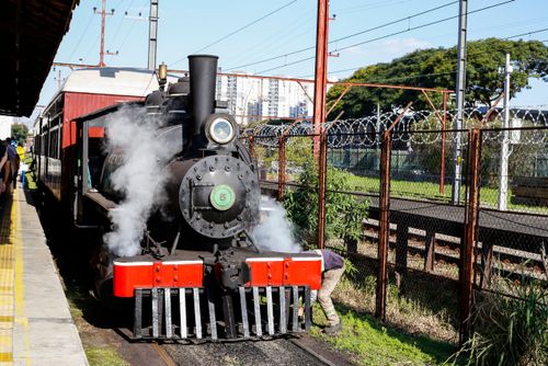 Maria-fumaça de 1928 restaurada para passeio turístico - embarque na plataforma ferroviária histórica do M