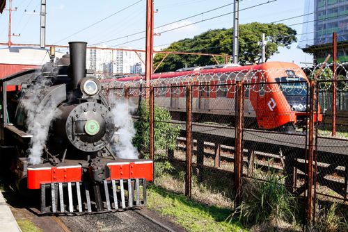 Maria-fumaça de 1928 restaurada para passeio turístico - embarque na plataforma ferroviária histórica do M