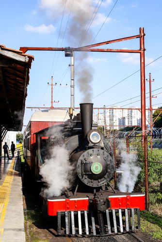 Maria-fumaça de 1928 restaurada para passeio turístico - embarque na plataforma ferroviária histórica do M