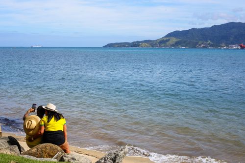 Praia do Perequê - canal de São Sebatião - ao fundo porto de São Sebastião