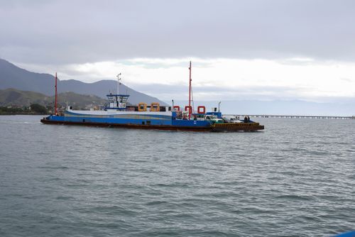 Balsa de travessia de passageiros e veículos entre São Sebastião e Ilhabela - canal de São Sebastião