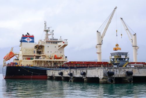 Navio graneleiro ancorado no porto da cidade - Canal de São Sebastião