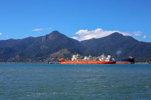 Navios petroleiros atracados no Porto - área associada ao TEBAR Terminal Almirante Barroso operado pela Trans