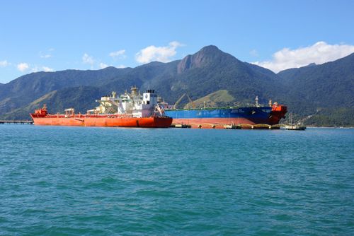 Navios petroleiros atracados no Porto - área associada ao TEBAR Terminal Almirante Barroso operado pela Trans