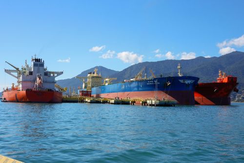 Navios petroleiros atracados no Porto - área associada ao TEBAR Terminal Almirante Barroso operado pela Trans