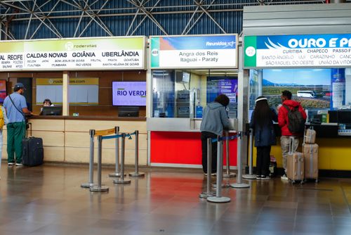 Passageiros nas bilheterias do Terminal Rodoviário Tietê - bairro de Santana