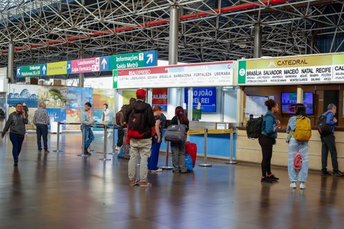 Passageiros nas bilheterias do Terminal Rodoviário Tietê - bairro de Santana