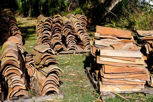 Telhas moldadas em formas de madeira por mão de obra escravizada - Fazenda Engenho D'Água atual Parque Munic