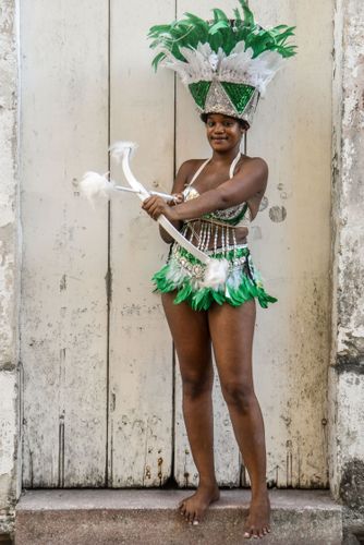Jovem fantasiada de índia do Grupo Caboclinho Flecha Negra ou Flexa Negra durante o carnaval