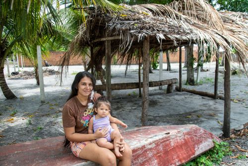Mulher indígena da etnia Potiguar da aldeia Tramataia com sua filha de colo