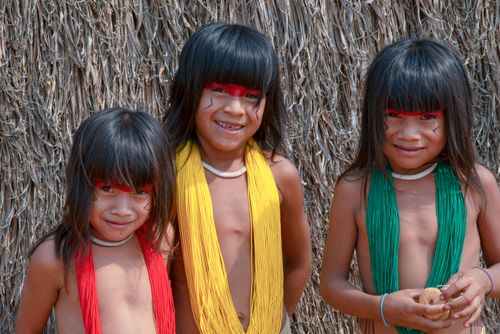 Meninas indígenas da etnia Kalapalo com pintura facial e colares de miçangas na aldeia Aiha - Parque Indíge