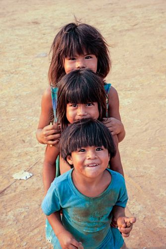 Crianças indígenas da etnia Kalapalo posando para foto na aldeia Aiha - Parque Indígena do Xingu