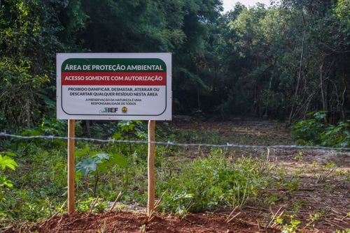 Placa de área de proteção smbiental com aviso de acesso somente com autorização do Instituto Estadual de 