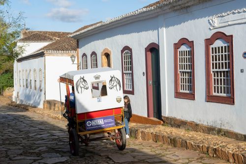 Charrete de passeio turístico em frente ao Estudos Fundação Rodrigo Mello Franco de Andrade no centro hist�