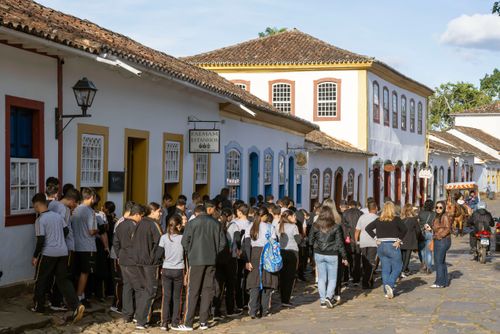 Estudantes do ensino médio durante visita ao centro histórico de Tiradentes