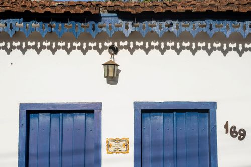 Lambrequim de madeira em casa colonial no centro histórico