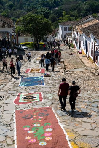 Pessoas decorando a Rua da Câmara com tapetes durante o Corpus Christi para a passagem da procissão do SantÃ