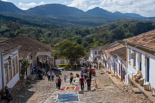 Voluntários decorando a Rua da Câmara com tapetes durante o Corpus Christi para a passagem da procissão do