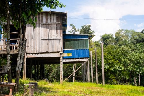 Palafita próxima ao Paraná do Mira